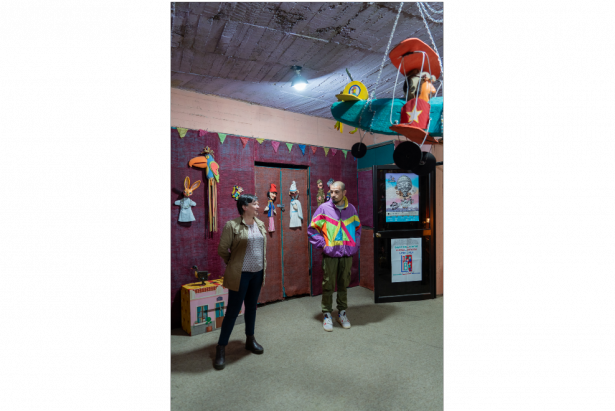 El artista Julio Guevara acompañado de Yolanda Navas, parte de la Fundación Titerefué, en el espacio que comparten en la Casa de la Cultura. Foto: Cortesía de Mariscal Sur