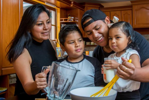 David Valle, su esposa Nataly Vega y sus hijos, Ian y Valentina, son los reyes de TikTok donde comparten recetas con toques de humor. Foto: Carlos Noriega/FAMILIA
