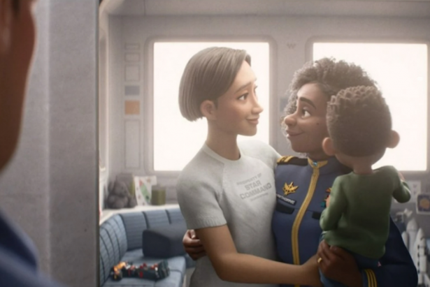 La película infantil rompe esquemas al presentar a una familia con padres del mismo género y mostrar un beso entre dos mujeres. Foto tomada de Agencia Presentes