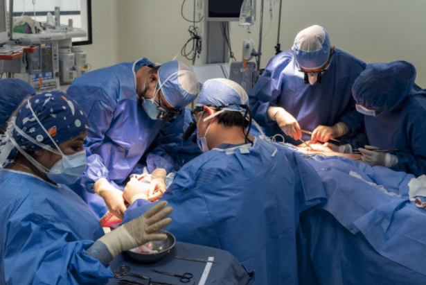 La segunda intervención quirúrgica tomó 10 horas para unir nervios, tejidos y el colgajo. Foto de  MEDICAL TRACK