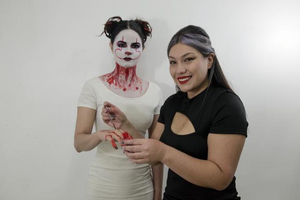 Con el maquillaje listo se añade  sangre falsa en el cuello y las manos. Foto: Patricio Terán/FAMILIA
