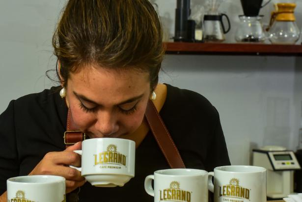 Con el café molido en las tazas se aprecia el aroma de cada tipo. Foto: Enrique Pesantes / FAMILIA