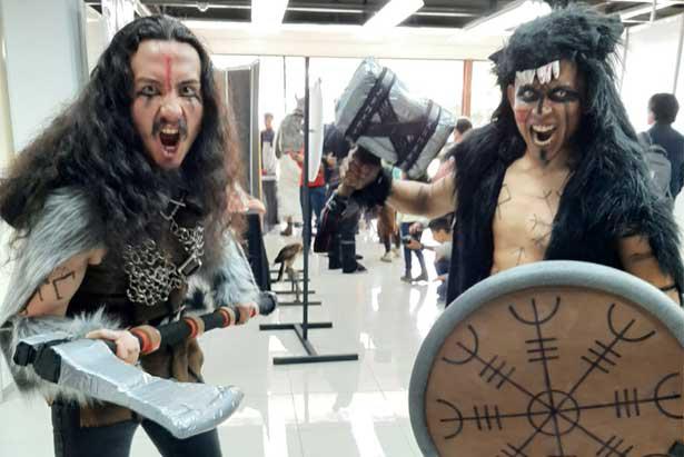 Dos jóvenes personificaron a los guerreros berserks vikingos. Foto: cortesía