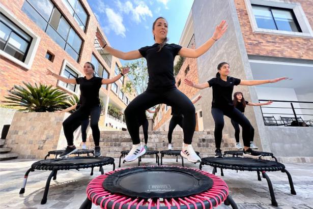 El trampolín es un ejercicio muy versátil, no solo se trata de saltar y bailar, dice Moncayo (en el centro). Foto: Patricio Terán/FAMILIA