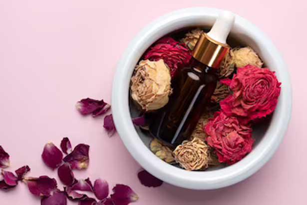 El aceite de rosa mosqueta es conocido por sus propiedades de nutrir la piel. Foto: Freepik