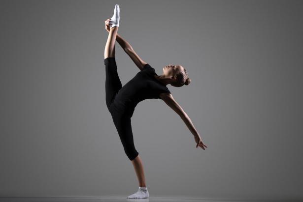 Desarrolla fuerza, coordinación, tonificación, equilibrio y flexibilidad de todo el cuerpo. Foto Freepik.