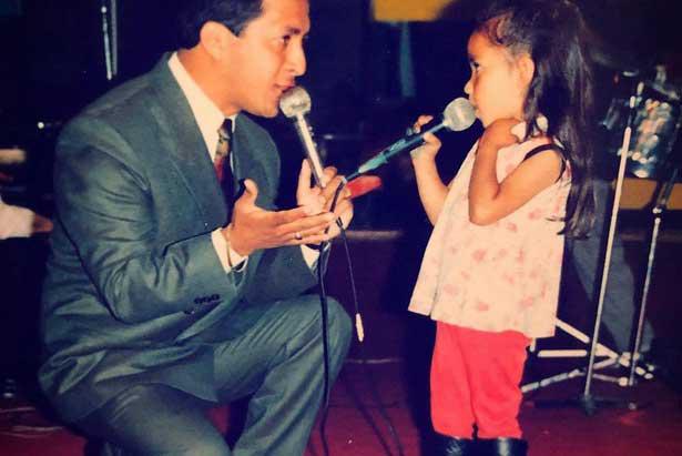 Máximo Escaleras cantando junto a Nathaly Silvana, cuando tenía cuatro años. Foto: cortesía
