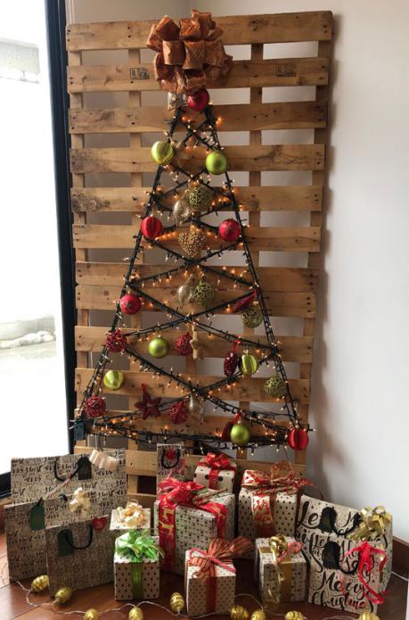 Los regalos se colocan bajo un árbol de Navidad. Foto: Gabriela Castellanos /Familia