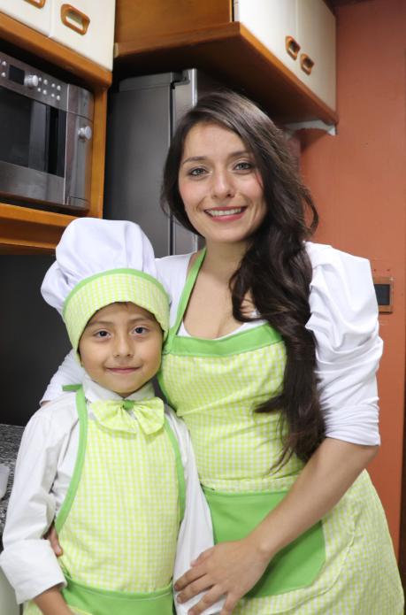 María José y su hijo Samín Araya en la cocina. Foto: cortesía