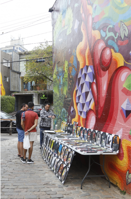 Como el barrio resulta atractivo para los turistas por los murales, existen diversos negocios; como este, donde se ofrecen artesanías. Foto: Patricio Teran / El Comercio