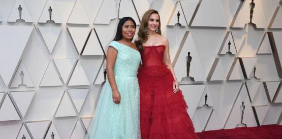 Yalitza Aparicio usó un vestido verde claro Rodarte y Marina de Tavira un J Mendel rojo. Foto: AFP