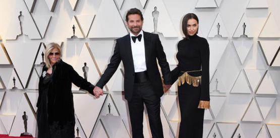 Bradley Cooper (centro) vistió un esmoquin negro elegante para la gala de premiación. Foto: AFP