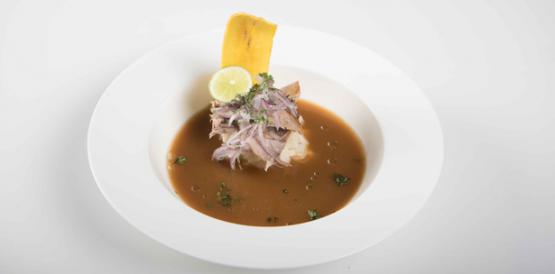 Encebollado de Guayas elaborado con atún o albacora, yuca y cebolla y se sirve con chifles, pan o arroz. Foto: Cortesía Ministerio de Turismo