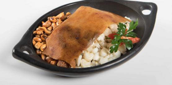 Cascaritas: El plato de Cañar es el cuero asado y dorado del cerdo acompañado con mote, llapingacho, sal y ají.