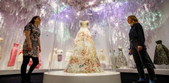 Vestido Jardin Fleuri de María Grazia Chiuri en la muestra 'Christian  Dior: El diseñador de sueños'. Foto: Tolga Akmen / AFP