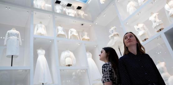 Dos mujeres observan varios trajes en el museo Victoria & Albert londinense durante la presentación de la exposición Christian Dior: Diseñador de Sueños, en Londres (Reino Unido). Foto: Will Oliver/ EFE