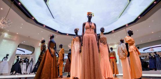 Vestidos de gala en la exposición Christian Dior: el diseñador de los sueños. Foto:  Tolga Akmen /AFP