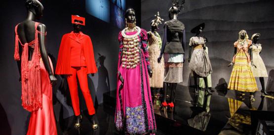 Los diferentes trajes diseñados por Christian Dior están ubicados en varias galerías del Museo. Tolga Akmen /AFP