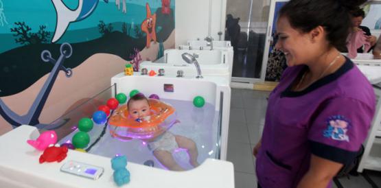 En Baby Splash se realizan sesiones de estimulación acuática personalizadas. Fotos: Julio Estrella. Teléfono:  451 6451 /  096 121 0002