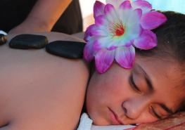 Las niñas reciben masajes relajantes como parte de los tratamientos para aliviar el estrés. Foto: Gabriela Castellanos / Familia
