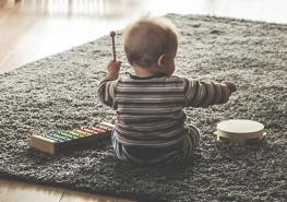 Algunos estudios sugieren que escuchar música ayuda al desarrollo cognitivo de los bebés. Foto: Pixabay