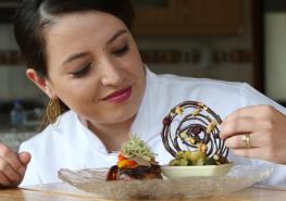 La chef Gabriela Polanco trabaja en platillos salados en los que se fusiona el chocolate. Vicente Costales / EL COMERCIO