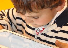 Los ‘e-books’ ayudan a que los niños entre los 8 y 10 años desarrollen su pensamiento crítico y sus habilidades investigativas. Foto: Pixabay