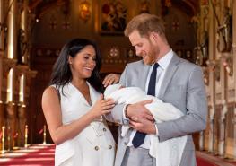 Los duques de Sussex presentaron a su hijo ante la prensa dos días después de su nacimiento. Foto: AFP