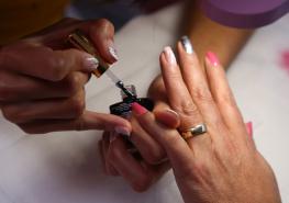 El proceso para realizar este tipo de manicure dura aproximadamente dos horas. Foto: Diego Pallero / FAMILIA