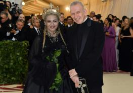 Madonna es una de sus musas. Él diseñó el vestido que utilizó la reina del pop en la Met Gala del 2018. Foto: AFP