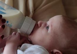 La OMS aseguró que no hay riesgo de transmisión durante la lactancia. Foto: Unsplash