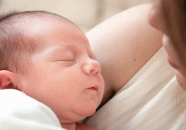 La lactancia materna además fortalece la salud de los bebés.