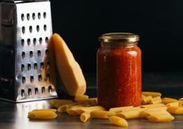 En las recetas se deben incluir ingredientes europeos, como los italianos queso parmesano y salsa pomodoro. Foto: Freepik