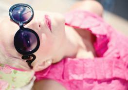 Las gafas de sol ayudan a proteger los ojos del daño que pueden provocar los rayos UV. Foto: Pixabay