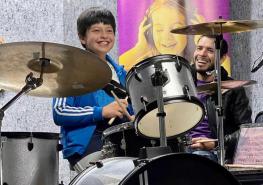 José Elías López, de 9 años, toca la batería como método de concentración y distracción. Foto: Darla Arévalo / Familia