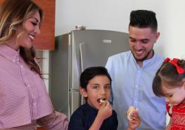Denisse Calderón y su esposo, Alejandro Arboleda, preparan alimentos saludables junto a sus hijos, Eliam y Mía. Foto: Javier Flores / FAMILIA