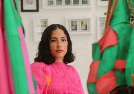 En los diseños de Isabel Pérez predominan los fucsias, rosados, naranjas y verdes. Ese es el sello de su marca de moda. Esta semana presentó su sexta colección. Foto: Julio Estrella/FAMILIA