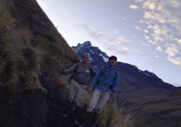 Edison Pinto, acompañado de su hijo menor Josué. Con él también coronó los nevados Cotopaxi y Chimborazo, este último en 2020.  Foto: Cortesía