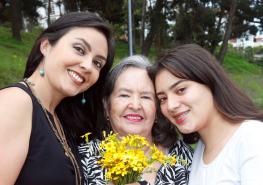 Gabriela junto a su madre, Mariana Brito, y su primera hija, Raquel Mármol. Foto: Patricio Terán/ FAMILIA